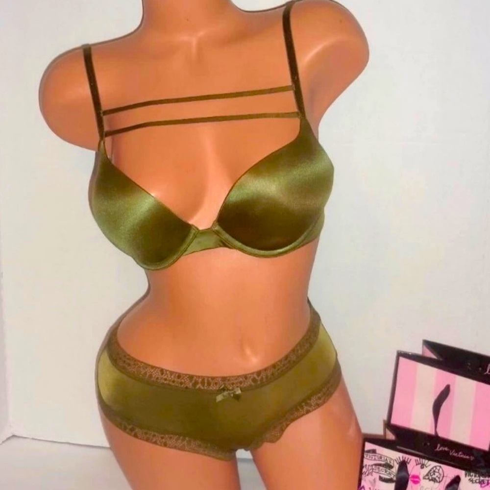 32C Victoria’s Secret Bombshell strappy plunge Bra & poly satin Panty Set M